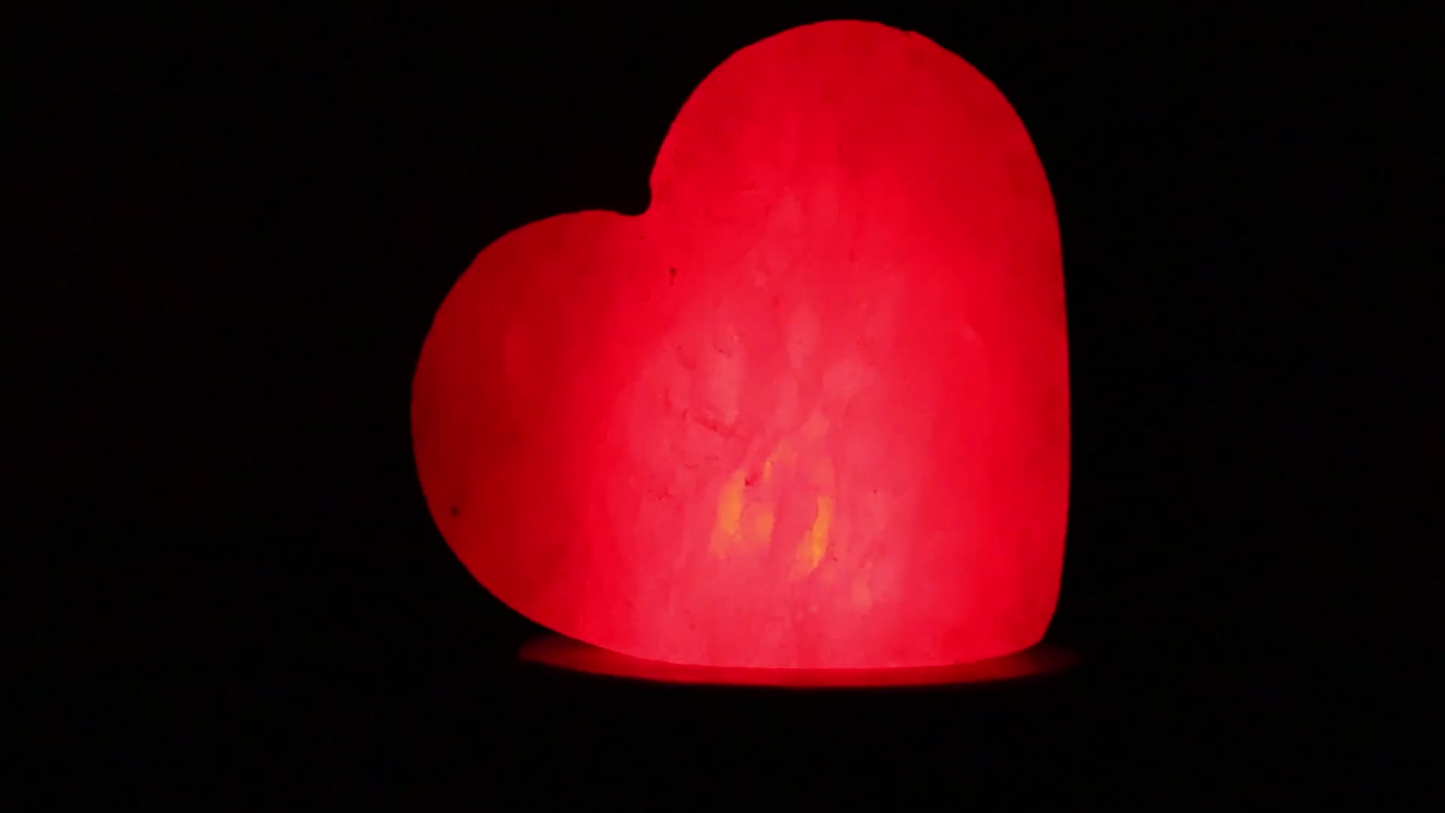 ❤️ Heart-Shaped Himalayan Pink Salt Lamp – Natural Glow & Healing Energy 🌸